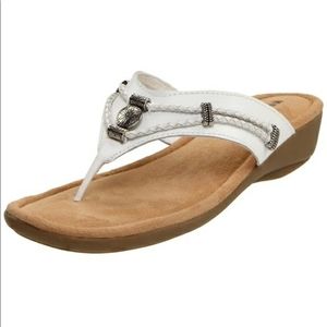 Minnetonka Silverthorn Thong Sandals